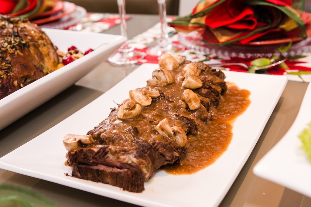 ROSBIFE DE FILÉ MIGNON AO MOLHO ROTI