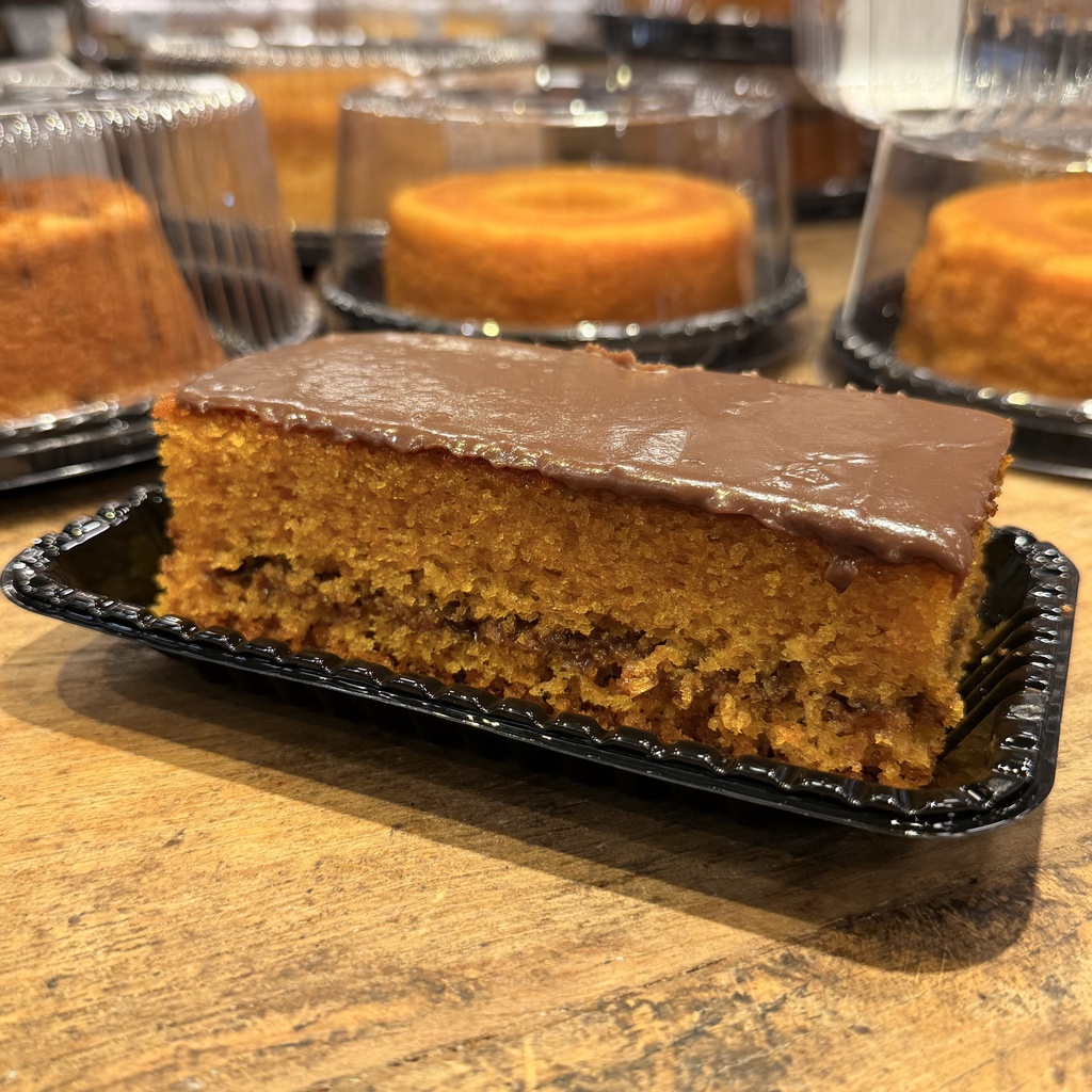 BOLO DE CENOURA COM COBERTURA E RECHEIO DE CHOCOLATE - PQ