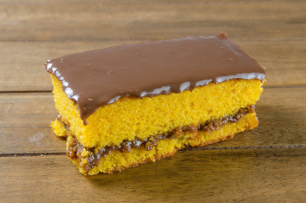 BOLO DE CENOURA COM COBERTURA E RECHEIO DE CHOCOLATE