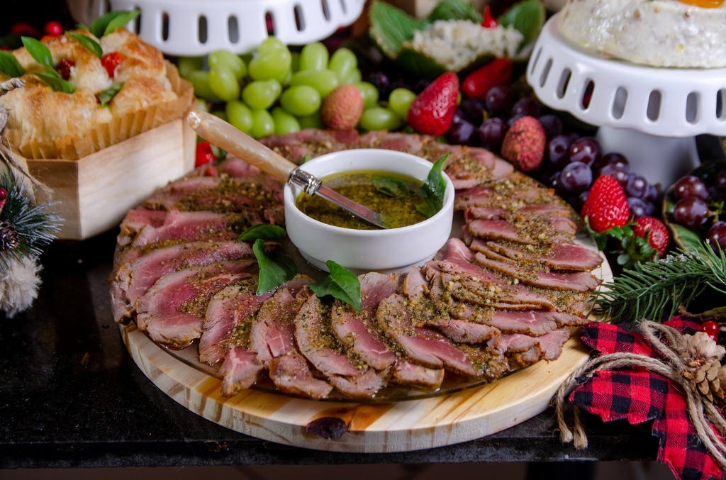 ANTEPASTO DE ROSBIFE DE FILÉ AO MOLHO PESTO